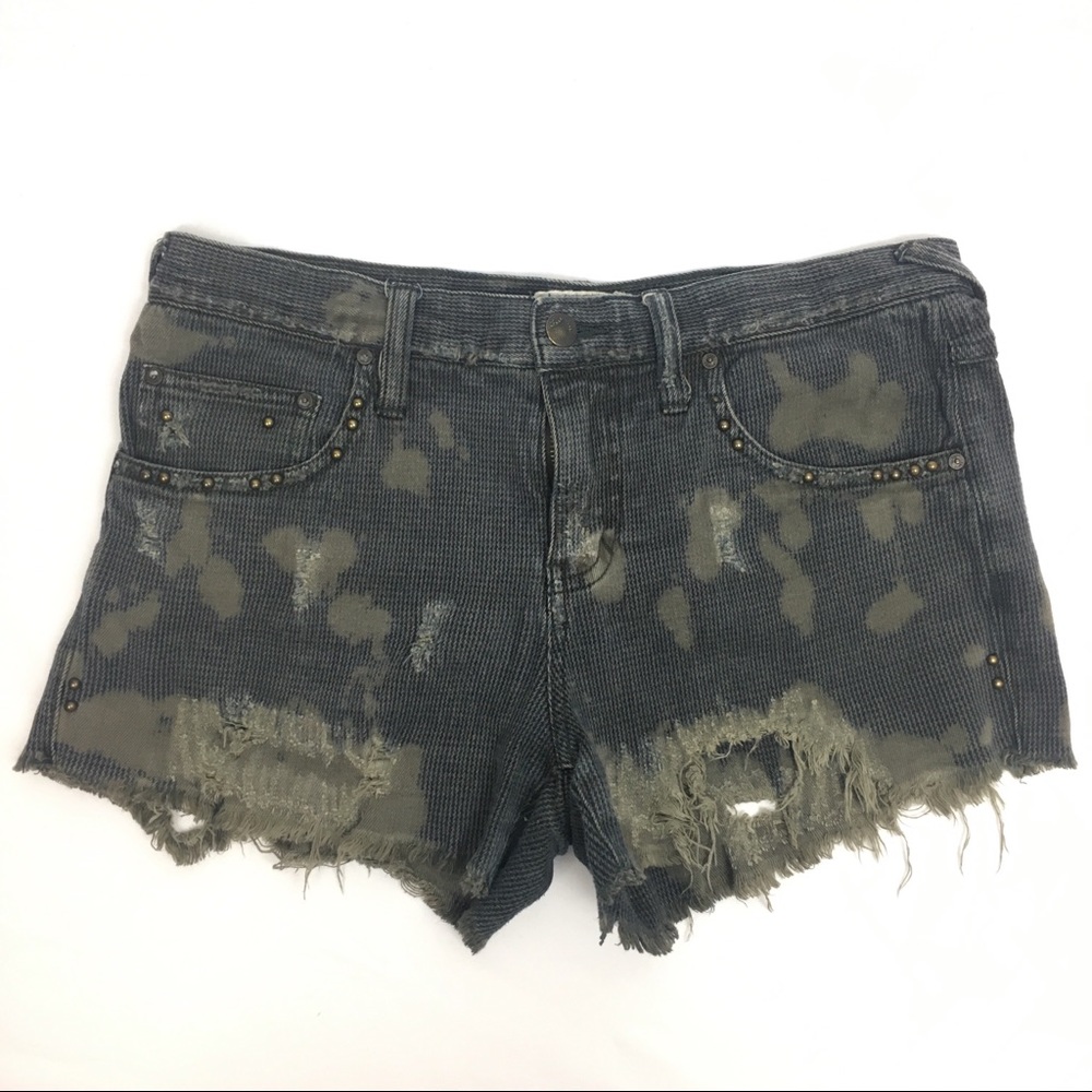 FREE PEOPLE // Distressed Shorts